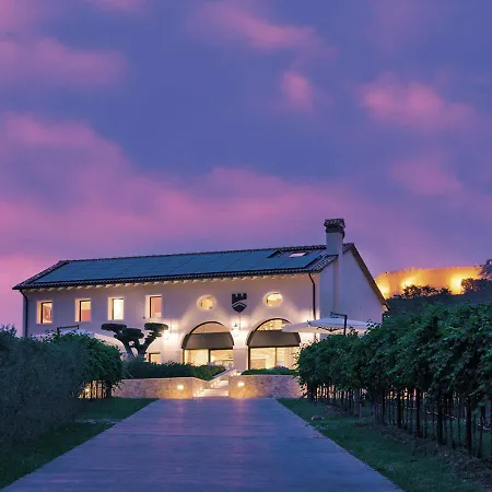 Progress Country & Wine House 4*