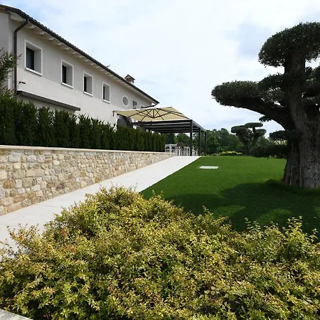 Appart hôtel Progress Country & Wine House 4*