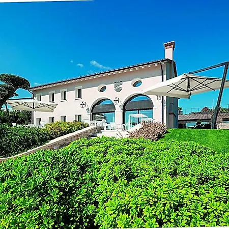 מלון דירות Progress Country & Wine House 4*